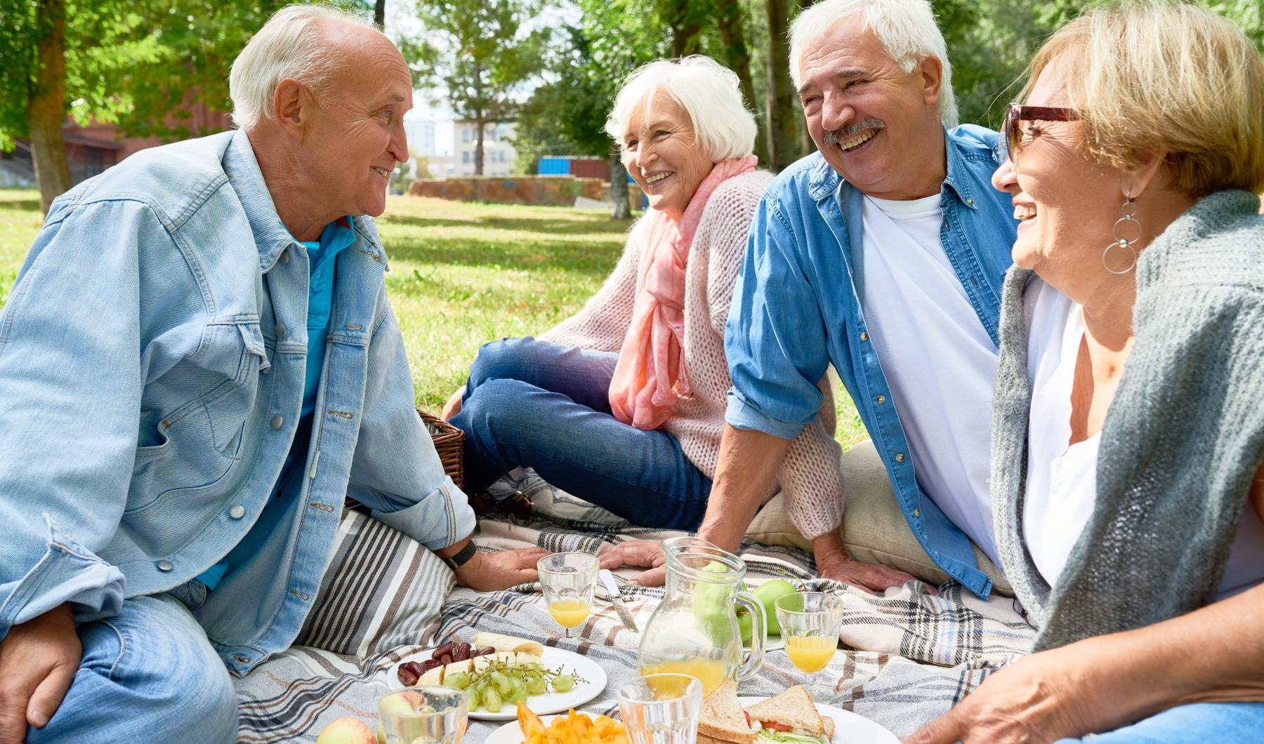 Lifetsyle Group of friends sitting on a blanket