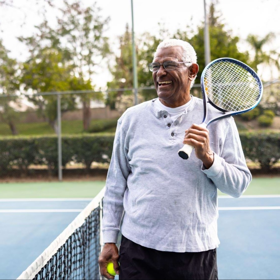 a man on a tennis court holding a raquet