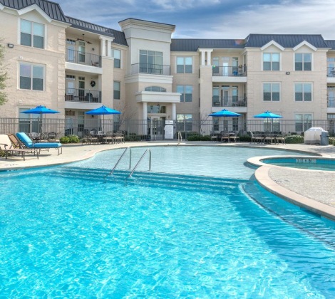 Large swimming pool with spa