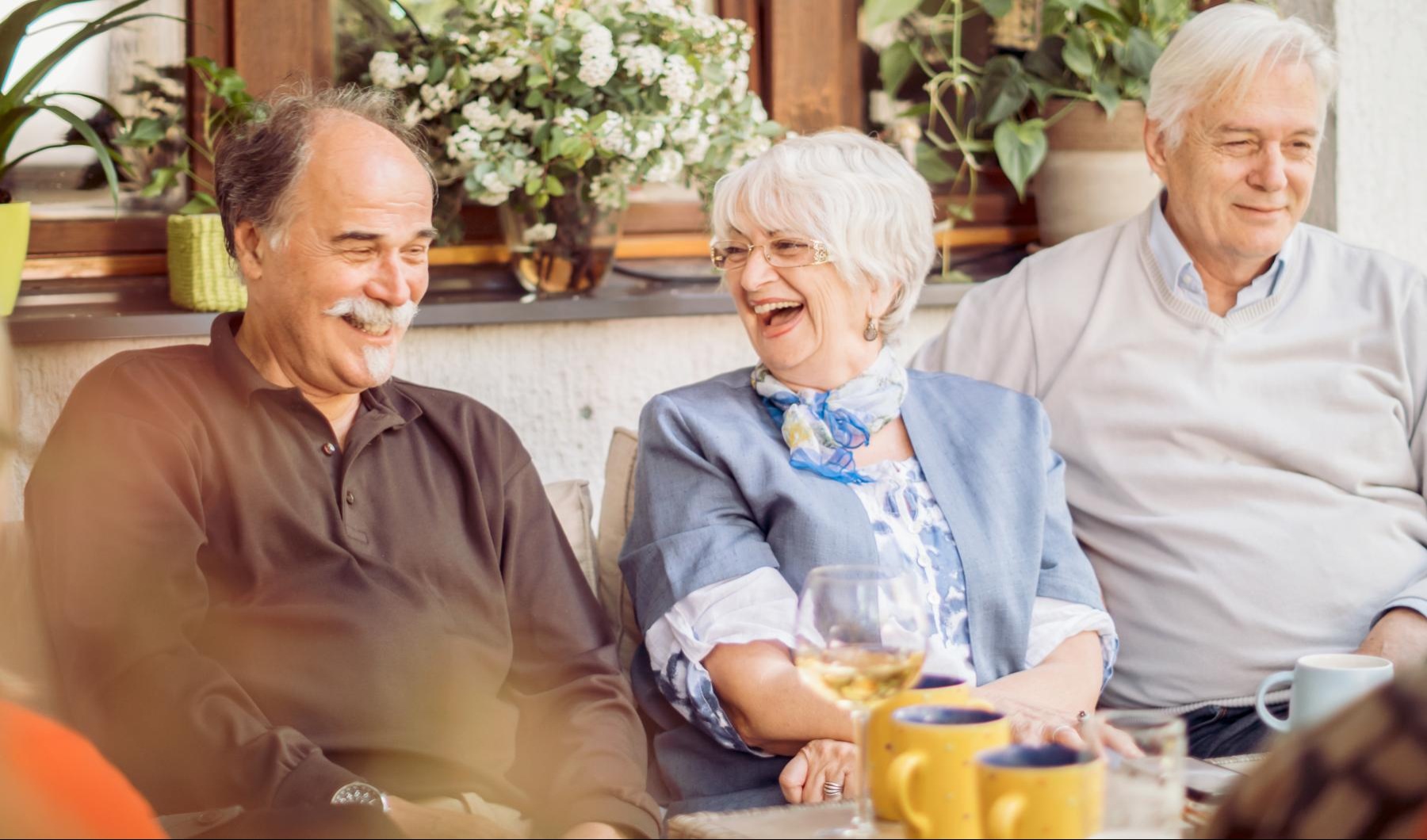 Lifestyle Group of friends hangin out laughing