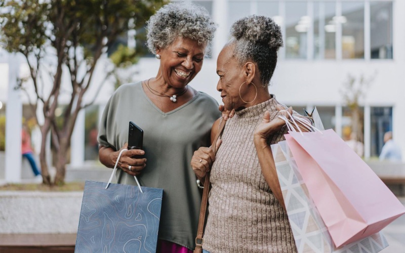Kohl's two women holding shopping bags outside