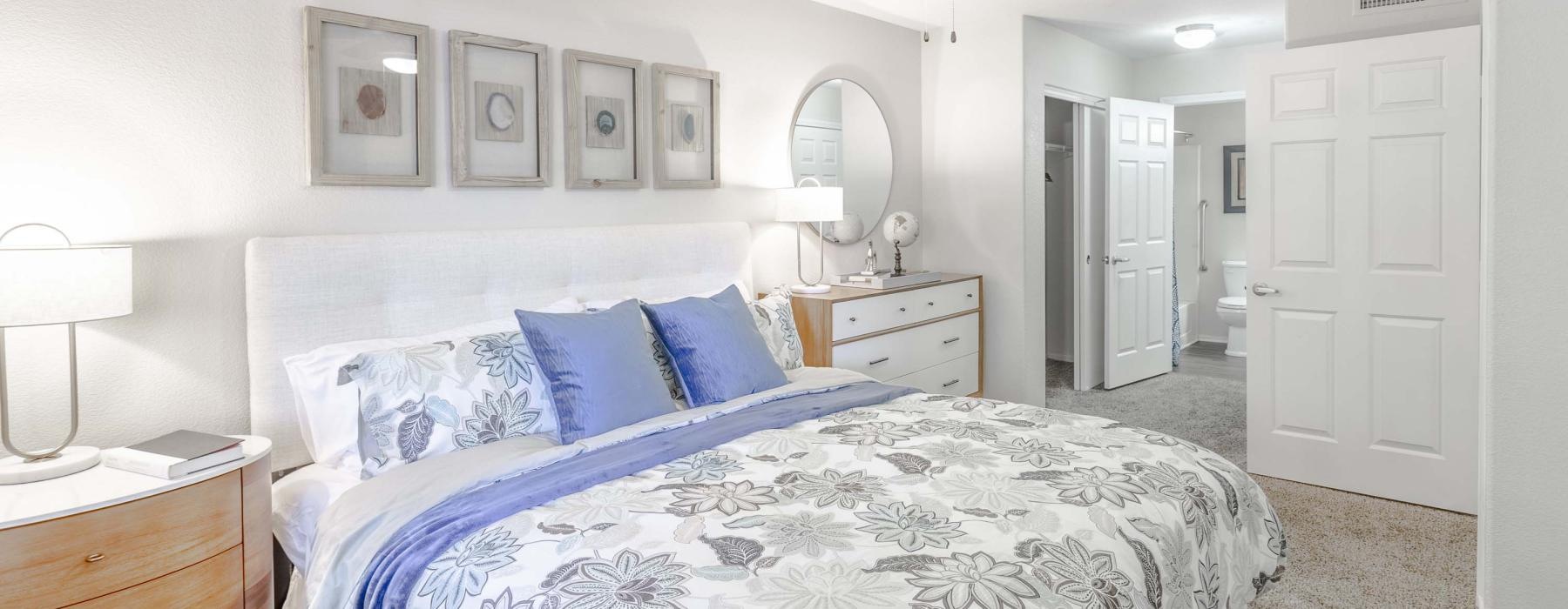 bedroom with a large bed, and lamps on each side