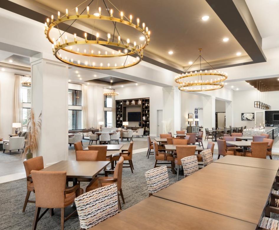 Large clubroom w ith tables  and bright lights